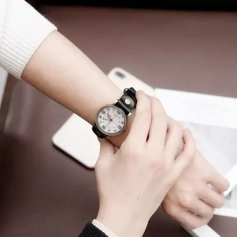 Vintage Women Quartz Watch Faux Leather Strap Rivets Bronze Alloy Case Arabic Numerals Casual Fashion Wristwatch Timepiece