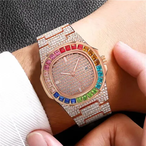 Luxe Volledige Diamant Quartzhorloge Met Regenboog Bezel Kalendervenster Legering Strass Mode Polshorloge Voor Vrouwen Mannen