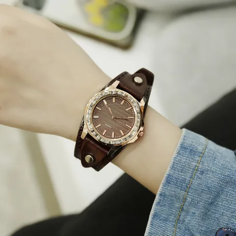 Women's Vintage Quartz Watch Rhinestone Bezel Wide Leather Cuff Strap With Rivets Fashion Ladies Wristwatch Jewelry Gift