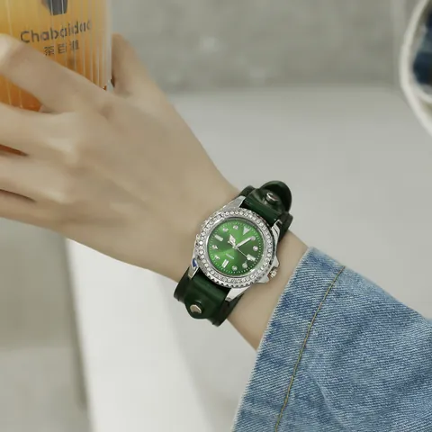 Luxury Women Rhinestone Quartz Watch Vintage Wide Leather Strap Studded Rivet Fashion Wristwatch Elegant Ladies Jewelry Gift