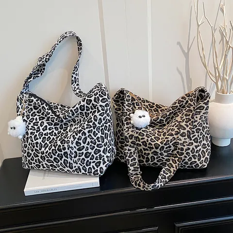 Dames Luipaardprint Canvas Tragetasche Grote Capaciteit Casual Schoudertas Met Pluche Monster Hanger Voor Woon-werkverkeer