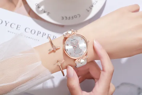 Women Quartz Watch Cute Glitter Rabbit Pattern Dial Heart Shaped Rhinestone Alloy Case Faux Leather Strap Casual Jewelry Watch Gift