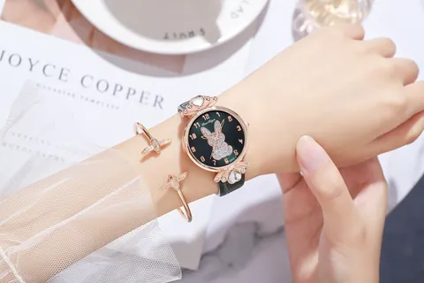 Women's Fashion Quartz Watch With Cute Rabbit Pattern Heart Rhinestone Decor Sparkling Powder Faux Leather Band Ladies Wristwatch