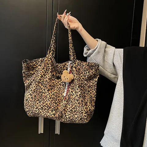 Borsa Tote con Stampa Leopardata Grande Capacità Resistente Nylon Tela Borsa a Spalla con Ciondolo Orsetto Donna Moda