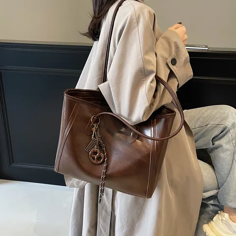 Borsa Tote da Donna in Pelle PU di Moda Grande Capacità Borsa a Spalla da Pendolare Con Pendente Decorativo Punto Retrò Borsa Sottobraccio