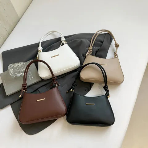 Bolso de Axila de Cuero PU Minimalista para Mujer Moda Barra de Metal Dorado Decoración Correa de Nudo Bolso de Hombro Color Sólido