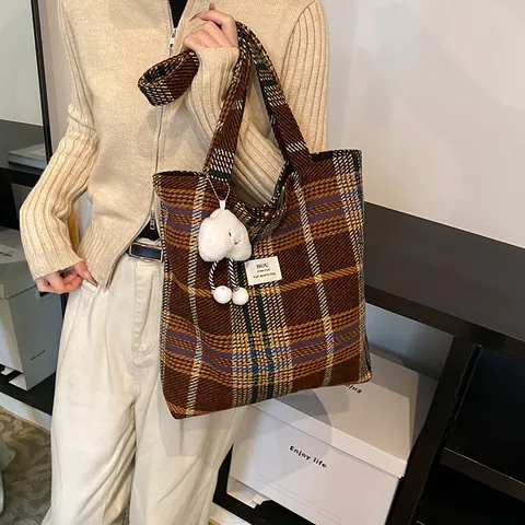 Damen Große Kapazität Karierte Woll Tote Bag Retro Karomuster Segeltuch Schultertasche Mit Plüsch Wolkenanhänger Handtasche