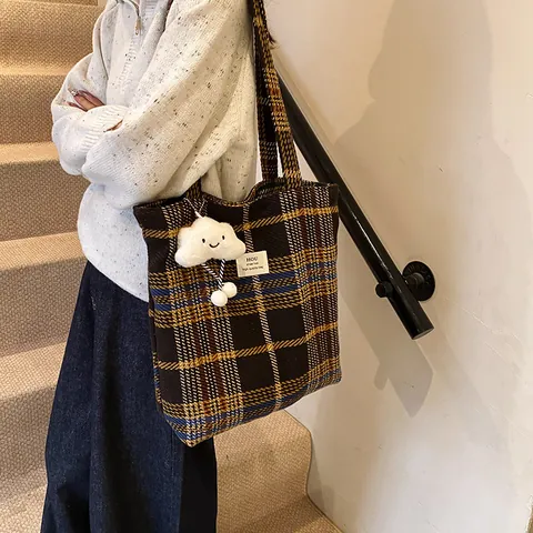 Damen Große Kapazität Karierte Woll Tote Bag Retro Karomuster Segeltuch Schultertasche Mit Plüsch Wolkenanhänger Handtasche