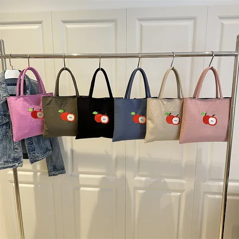 Borsa Tote Casual da Donna Con Ricamo a Mela in Tessuto Plicsettato Borsa a Mano Leggera a Grande Capacità per Uso Quotidiano