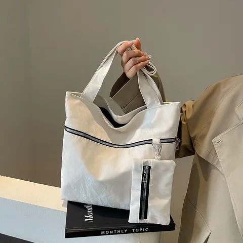 Borsa Tote da Donna in Pelle PU Pieghettata di Moda Grande Capacità Argento Nero Bianco Set Borsa a Tracolla Con Pochette