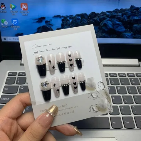 Handgefertigte Künstliche Nägel Schwarz Weiß Sweet Cool Herz Strass Sternmuster Sargform Elegante Künstliche Nägel Für Damen