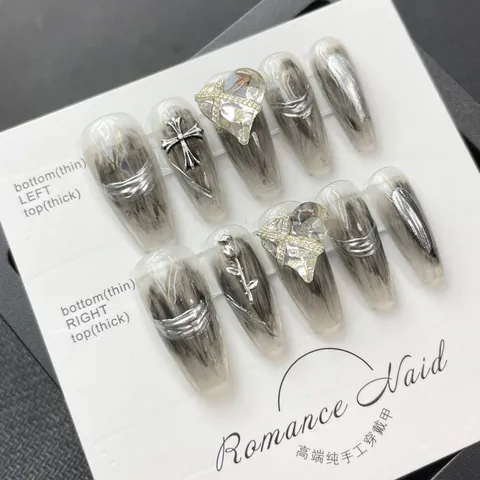 Ensemble de Faux Ongles Faits à la Main Style Dark Cœur Rose Croix Alliage Décorations 3D Gris Argenté Paillettes Strass Faux Ongles pour Femme Fête Bijoux