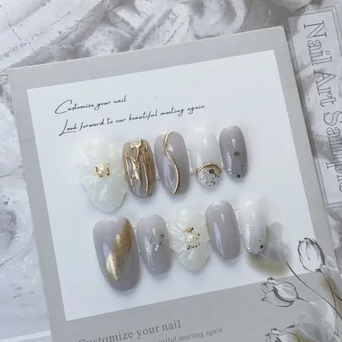 Unghie Finte a Pressione Fatte a Mano Fiori 3D Künstliche Perle Grigio Bianco Oro Stile Giapponese Artistico Set Unghie Donna