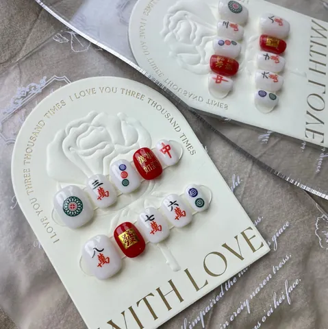 Unghie Finte Fatte a Mano Tema Mahjong Rosso Bianco Verde Rilievo 3D Caratteri Auspiciosi Unghie per Capodanno Donna