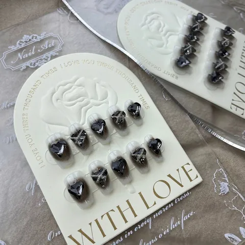Handgefertigt Künstliche Nägel Zum Aufdrücken Dark Style Schwarz Herz Strass Dekor Silber Legierung Kette Kurzer Sarg Damen Maniküre