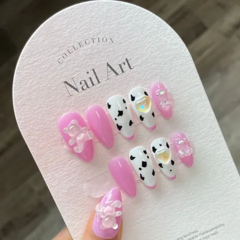 Handgefertigte Süße Rosa Press On Nails 3D Bär Herz Dekoration Kuhmuster Lange Stiletto Künstliche Nägel Damen Mode Maniküre