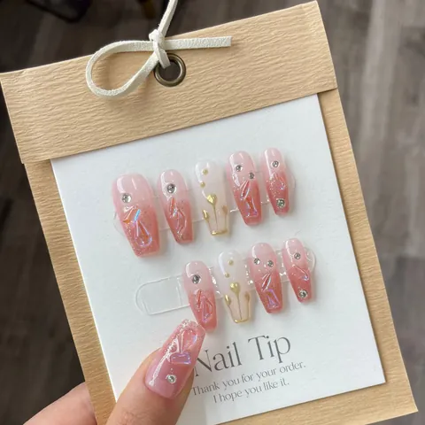 Handgefertigte Künstliche Fingernägel Farbverlauf Rosa Weiß Sargform Set Mit Strasssteinen Tulpen Design 3D Relief Luxus Nägel