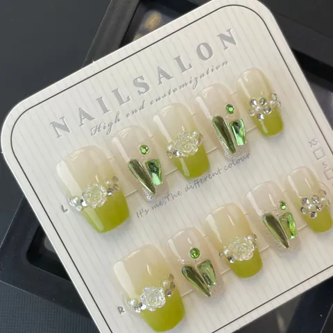 Unghie Finte Fatte a Mano Camelia Verde Tè Freddo alla Menta Con Rose Bianche in Rilievo 3D Künstliche Perle Strass Unghie Decorative da Donna
