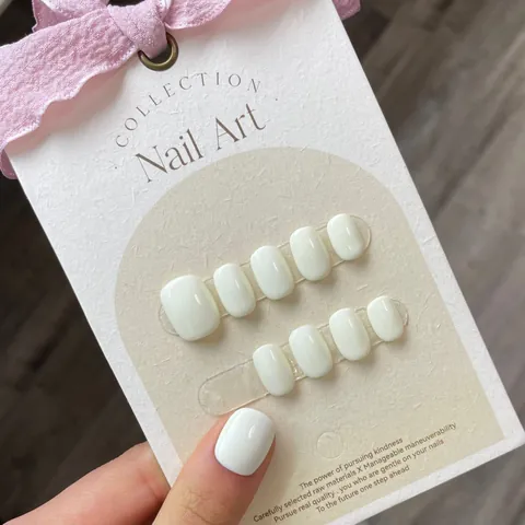 Unghie Finte Fatte a Mano Sfumate Bianco Latte Lucide Tonde Forma Balletto Unghie Artificiali per Donna Decorazione Unghie