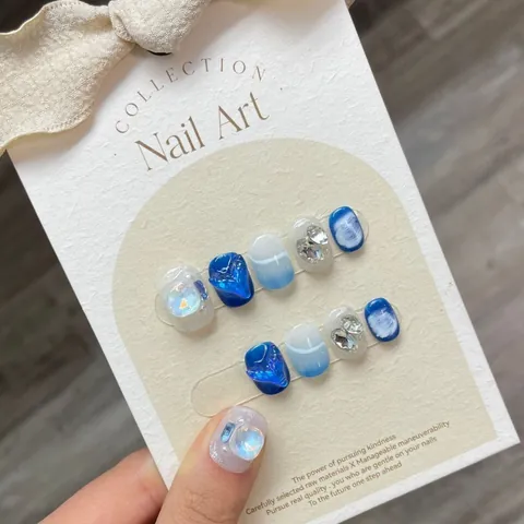 Unghie Finte a Pressione Sirena Oceano Fatte a Mano Sfumatura Blu Bianco Decoro Cristallo 3D Onde Marine Unghie Riutilizzabili