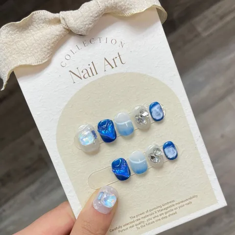 Unghie Finte a Pressione Sirena Oceano Fatte a Mano Sfumatura Blu Bianco Decoro Cristallo 3D Onde Marine Unghie Riutilizzabili