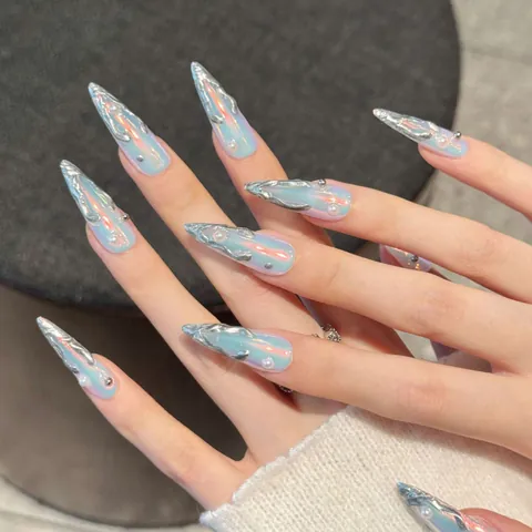 Handgemaakte Press-on Nagels Aurora Holografisch Blauw 3D Zilver Vloeibaar Metaal Stiletto Ballet Vorm Nail Art Met Kunstparels