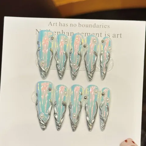 Handgemaakte Press-on Nagels Aurora Holografisch Blauw 3D Zilver Vloeibaar Metaal Stiletto Ballet Vorm Nail Art Met Kunstparels