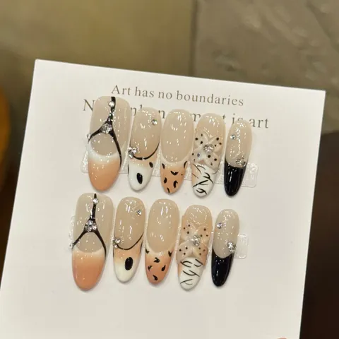 Handgefertigte Maillard Blume Kunstnägel 3D Geprägte Leoparden Design Lange Mandelform Künstliche Nägel Mit Strass Für Damen