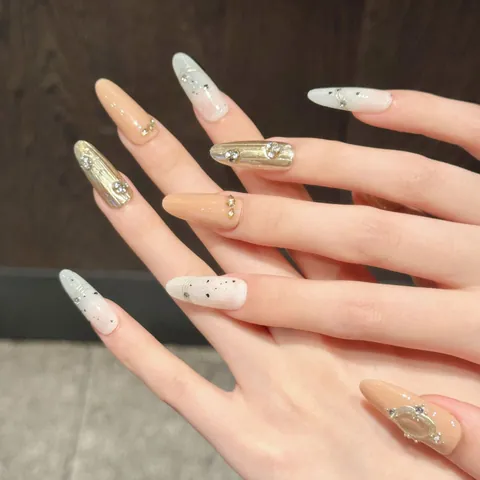 Unghie Finte a Pressione a Mandorla Lunga Fatte a Mano Oro Texture Spazzolata Nudo Bianco Strass Eleganti Gioielli Unghie Donna