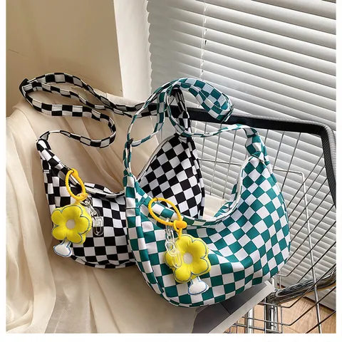 Bolso de Hombro de Nailon a Cuadros de Gran Capacidad para Mujer Estilo Preppy Bolso Hobo Bandolera Con Correa Ajustable Colgante de Flor