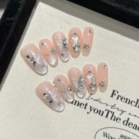 Handgefertigte Press-On Nails Mit 3D Silber Schmetterling Künstliche Perle Strass Rouge Rosa Katzenauge Elegante Falsche Nägel
