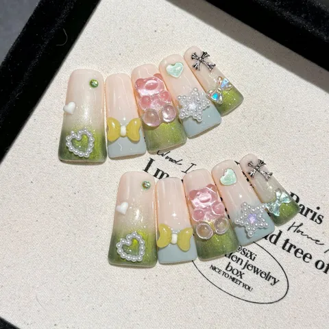 Unghie Finte Press-On Fatte a Mano Sfumate Verde Rosa 3D Orso Fiocco Cuore Perla Artificial Decor Unghie a Becco d'Anatra Stile Dolce Dopamina