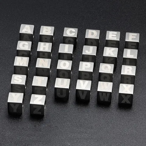 Edelstahl Quadratisch Alphabet Buchstaben Würfel Perlen DIY Schmuckherstellung Kleine Durchgangsloch Charms Für Armbänder Ketten Taschen