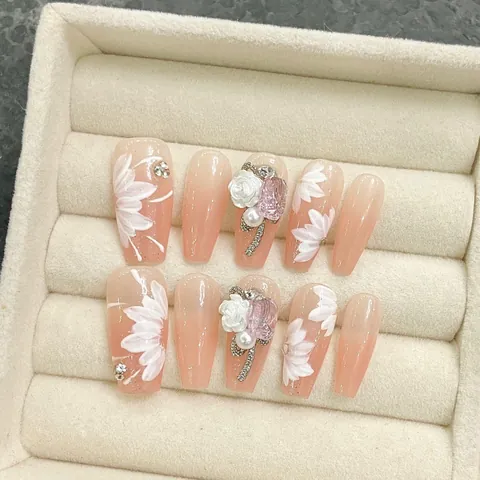 Unghie Finte Fatte a Mano Sfumatura Rosa Forma Bara Con Fiori 3D Künstliche Perle Strass Stile Dolce Set Manicure da 10 Pezzi