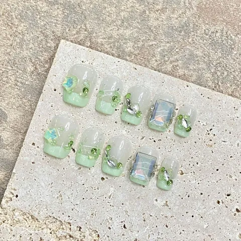 Unghie Finte Press On Sfumate Tè Verde Prugna Fatte a Mano Francese Fiore 3D Strass Traslucido Ghiaccio Coffin Corte