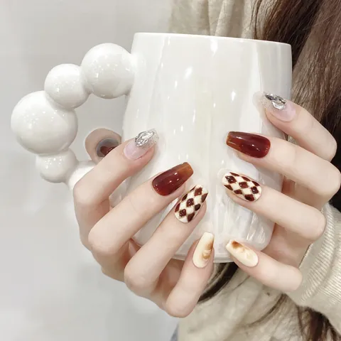 Juego de Uñas Postizas Hechas a Mano Vintage Marrón Oscuro Cuadros Mármol Diseño Con Strass Forma Ataúd Corta Uñas Artificiales Reutilizables