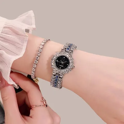 Orologio al Quarzo da Donna con Strass di Lusso Bracciale Combinazione Quadrante Cielo Stellato Lega Cristallo Lunetta Floreale