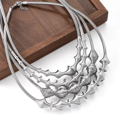Collar de Bobina de Resorte de Acero Inoxidable Estilo Industrial Mujer Cadena de Clavícula Geométrica Joyería Moderna