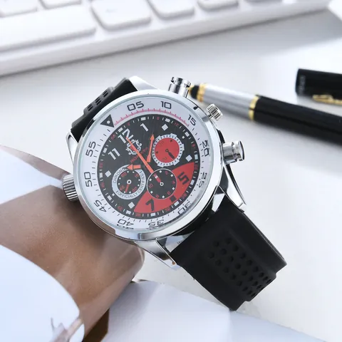 Orologio al Quarzo Sportivo d'Affari da Uomo Cinturino in Silicone Stile Cronografo Quadrante Decorativo a Tre Occhi Cassa in Lega