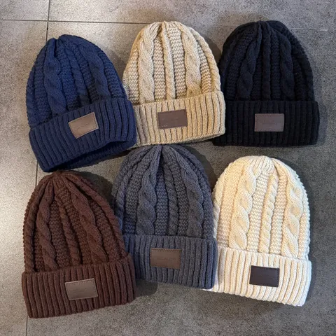 Winter Verdikt Kabelbreisel Beanie Voor Heren Vrouwen Warm Pluche Gevoerd Winddicht Gebreide Muts Met Leren Patch Koude Muts