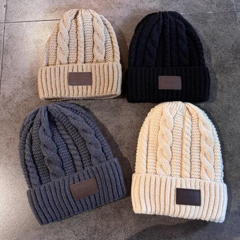Winter Verdikt Kabelbreisel Beanie Voor Heren Vrouwen Warm Pluche Gevoerd Winddicht Gebreide Muts Met Leren Patch Koude Muts
