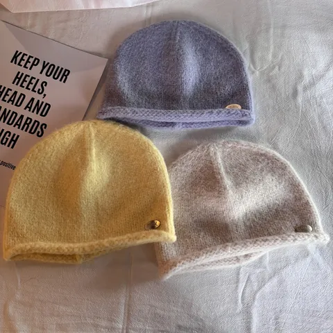 Women's Classic Solid Color Knitted Beanie Hat Warm Winter Soft Skull Cap With Metal Decor For Outdoor Casual Daily Wear