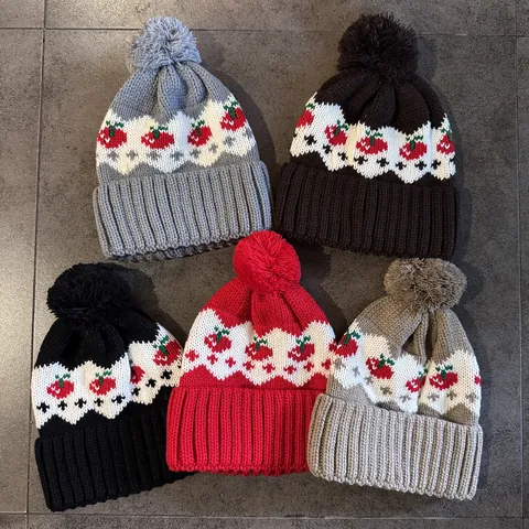 Berretto in Maglia da Donna con Pompon Motivo Ciliegia Fragola Caldo Berretto Invernale in Jacquard per Uso Quotidiano