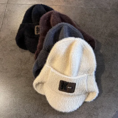 Chapeau Trappeur Chaud d'Hiver pour Hommes Protection des Oreilles Coupe-vent Imitation Vison Tricoté avec Écusson en Cuir