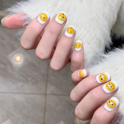 Handgefertigte Süße Gelbe Emoji Gesicht Aufpressnägel Kurz Quadratisch Weiß 3D Spiegelei Design Künstliche Nägel Damen