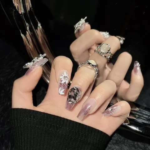 Handgefertigte Lange Sarg-Nägel zum Aufdrücken Lila Farbverlauf Silber Schmetterling Strass Elegante Falsche Nägel Für Damen