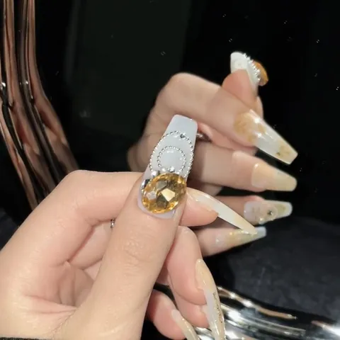 Handgefertigte Schmetterling Aufklebbare Nägel Vintage Bernstein Strass Lange Sarg Kunstnägel Mit Künstliche Perle Luxus Nail Art Dekor