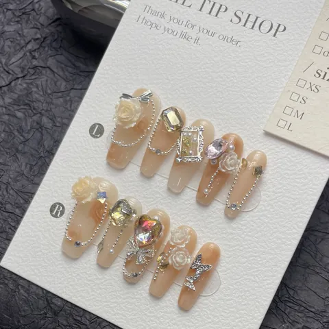 Unghie Finte Fatte a Mano Rilievo 3D Fiori Cuore Strass Farfalla Design Lussuoso Rosa Nude Sfumato per Donna