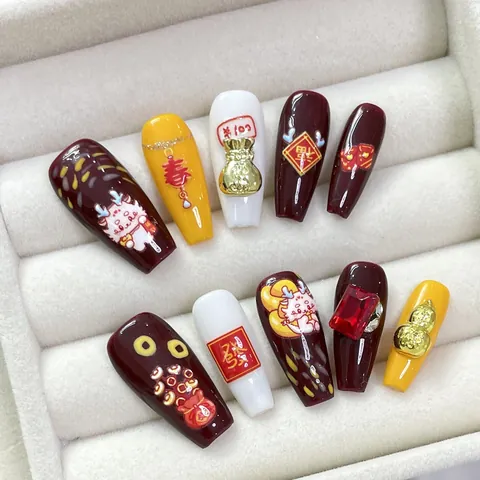 Handgefertigte Mondneujahr Drachen Künstliche Fingernägel Coffin Lang Rot Gelb Weiß 3D Strass Festliche Nail Art Für Damen