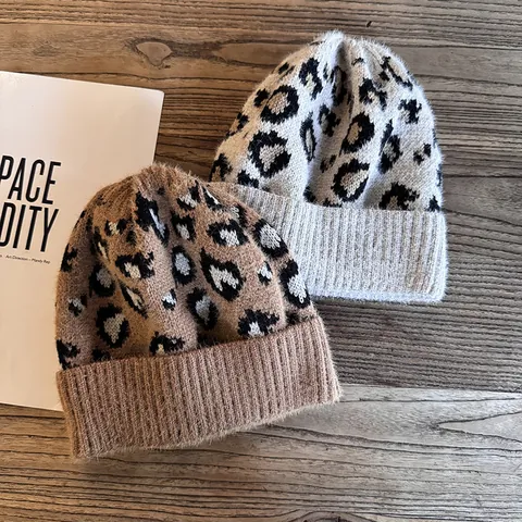 Bonnet Beanie Imprimé Léopard Imitation Fourrure de Vison Chaud Tricot Bonnet d'Hiver Avec Revers Pour Femme Tendance